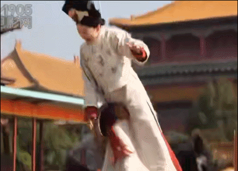 《宫锁沉香》是她第一次吊威亚,当时拍的是一场把她吊起来坐到阿哥马