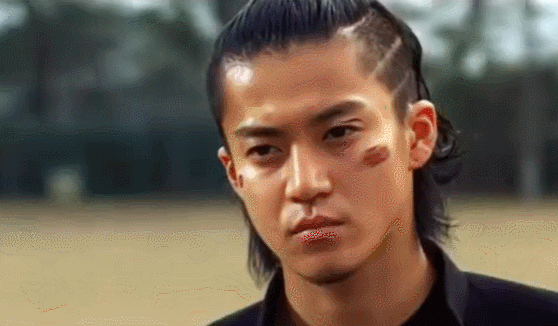 《热血高校》小栗旬饰演的混混泷谷源治让人闻风丧 