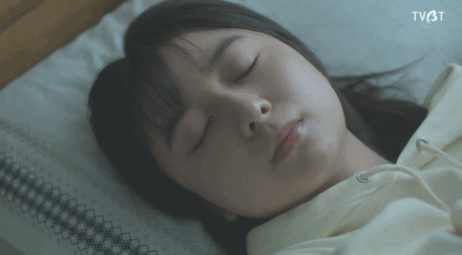 母亲冲她温柔微笑,做好了早餐.