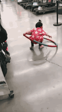 搞笑gif段子:妹子你临走前夹那一脚是认真的吗