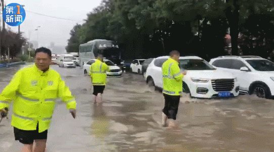 69▼西安多个路段出现严重积水受到大雨至暴雨影响今天上午且降水持