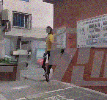 小伙飞檐走壁玩跑酷,同行伙伴看呆跌入花栏,一条鞋带却巧妙卡住.