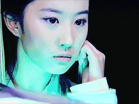 刘诗诗这样可爱娇嗔的……或者是赵薇这样眉眼如画的……但现在的女