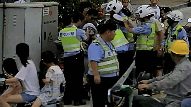 吴文燕和同事们维持好现场秩序,为女子预留出通风的空间,并利用警帽为