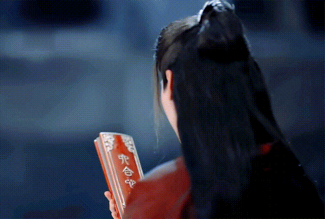 主创观影镜头捕捉到了龚俊回眸的瞬间,一身红衣的龚俊好似又将温客行