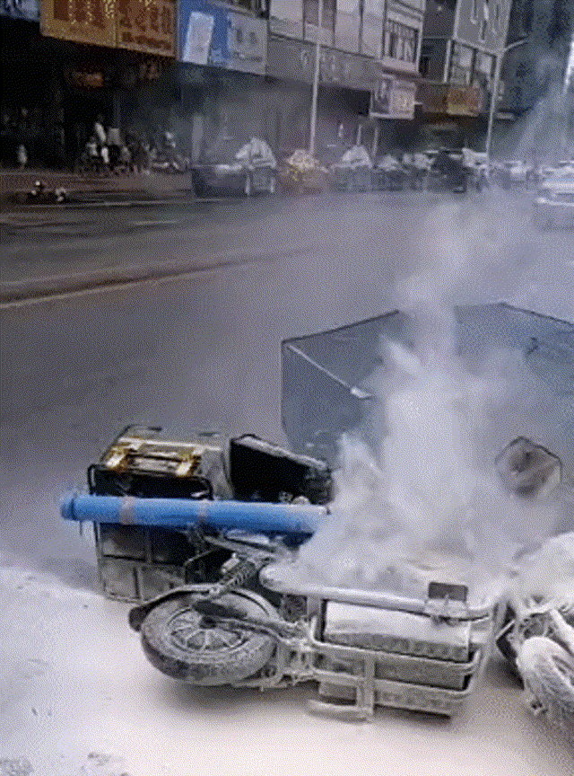 事发东莞街头一辆电动车行驶途中起火自燃现场浓烟滚滚
