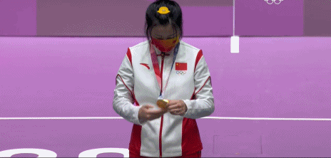 行注目礼杨倩站上最高领奖台五星红旗率先在东京奥运会升起