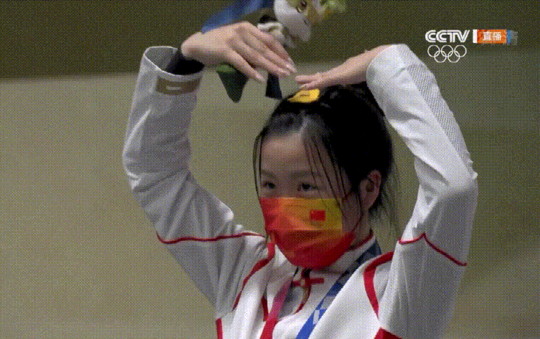 00后杨倩夺奥运首金曾因母亲重病险些放弃男星杨洋对她比心