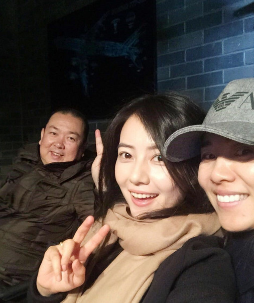 高圆圆曝怀孕后现身 围巾遮肚气色好