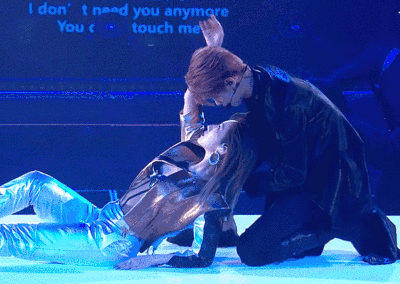 狂野的金色加上神秘的黑色,孟美岐还请来了黄明昊一起合鼢舞台.