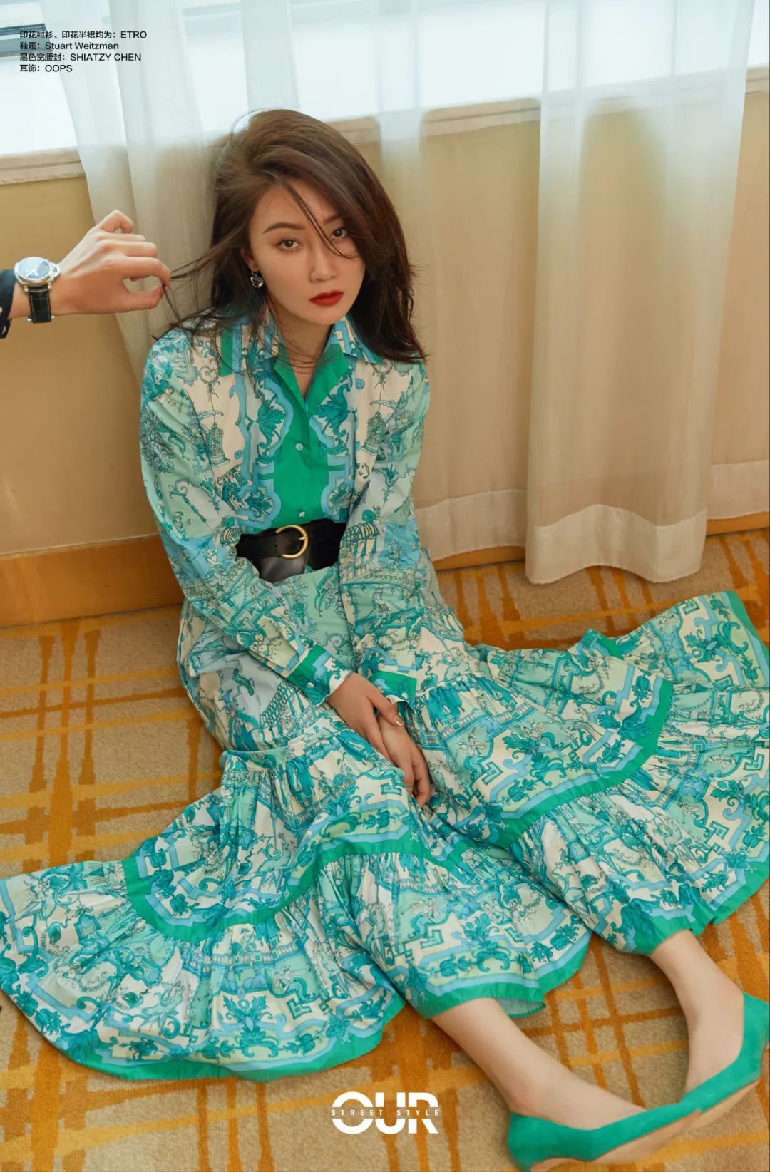 印花衬衫,印花半裙均为:etro