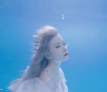 硬糖少女新单曲mv上线:三人挑战水下镜头,陈卓璇张艺凡魅力十足