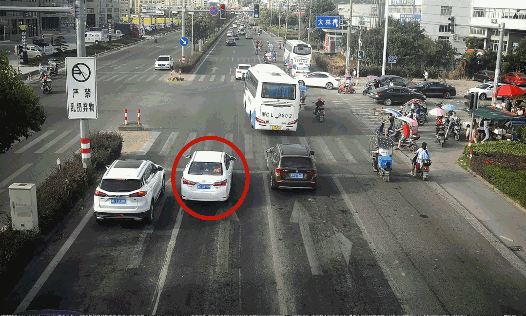 违法行为,违反了《中华人民共和国道路交通安全法》第三十八条的规定