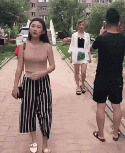 当小姐姐跪在地上的时候到底是发生了什么呢结果让人哭笑不得