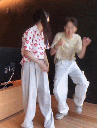 哈利前几天在ins上更新两张照片,他化着淡妆出镜,穿着紧身衣配牛仔裤