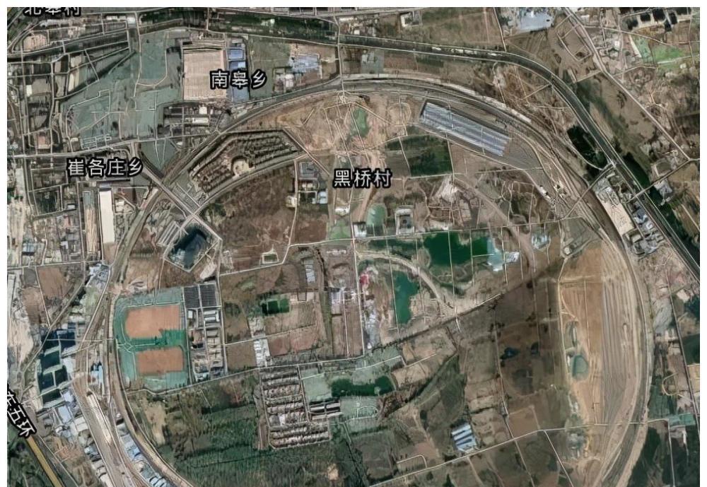 其前身叫环形铁道试验管理段,因基地内有一条周长为9km的圆环形的铁道