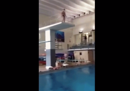 来吧,让我们穿越回现代 嗯 如果比谁的水花大 他就是冠军!