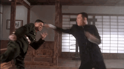 在与吴京合作,拍摄《功夫小子闯情关》的时候,由于动作一致有所保留