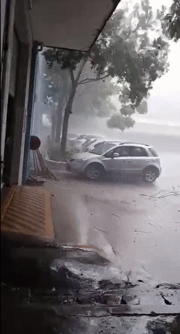 今天东莞多个镇街狂风暴雨有地方还下冰雹了
