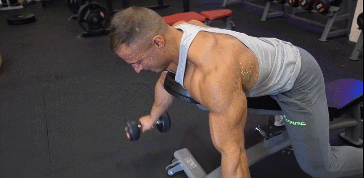 三角肌后束薄弱怎么办采用这4种方法训练让肩部肌肉更饱满