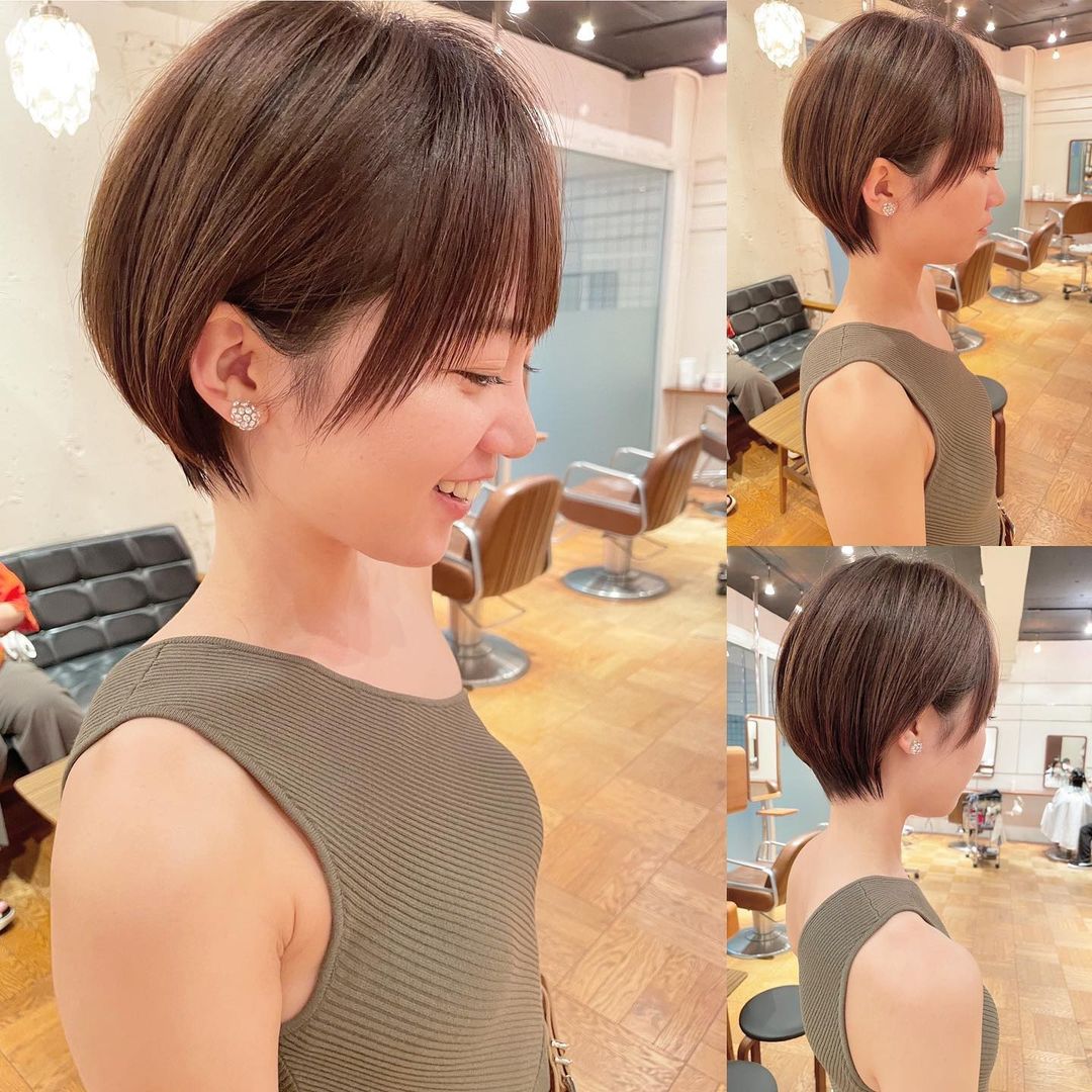 这款短发属于低层次短发,发尾形成自然内包的效果,头发表面做出空隙感