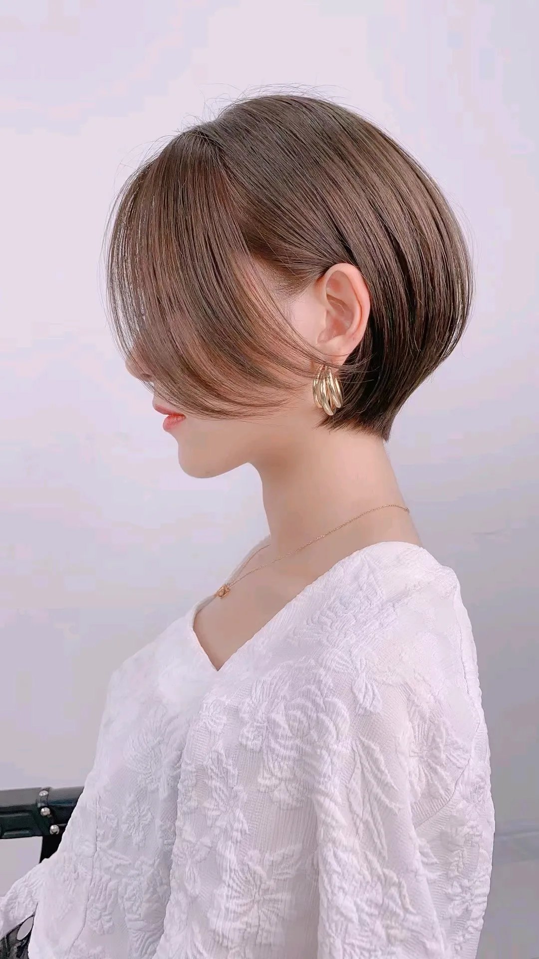 这款短发属于低层次短发,发尾形成自然内包的效果,头发表面做出空隙感