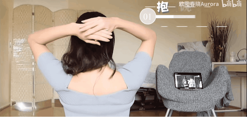 做完动作之后要拉伸一下,按摩锁骨窝(锁骨上方凹陷的地方,头往后靠
