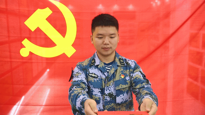 贺卡上印制了党徽和入党誓词 承载着党支部的祝福和期望 把党组织的