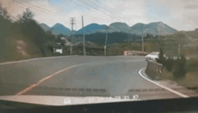 弯道占道,迎面相撞结果……过弯竟然还占道,超车可有些驾驶员谨慎不能