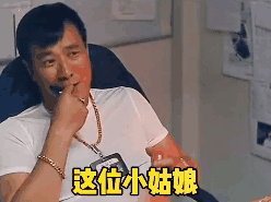 长按动图转发给自己,朋友或文件助手,然后直接变成微信表情,在聊天框