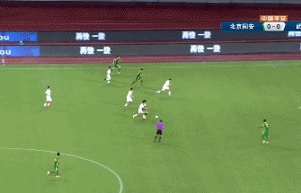 巴坎布与张玉宁顶在锋线;反观武汉队,李霄鹏派上了双外援,埃弗拉与