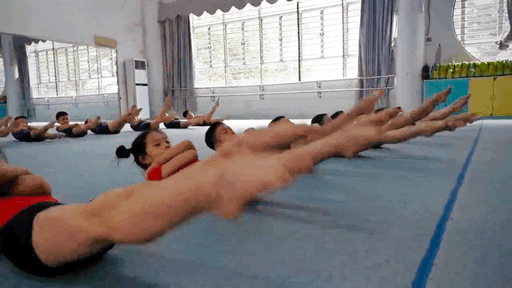 从快到慢,再到静止,这几个gif,是孩子们一口气完成的反正,采访当天