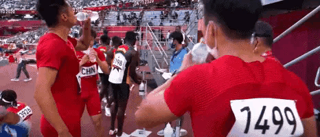 还有苏炳添问谢震业美国队是不是没进4×100接力决赛时,谢震业的表情