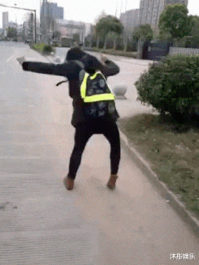 钓鱼被咬了一口谁知道这是什么咬的哈哈哈哈评论区却炸锅了