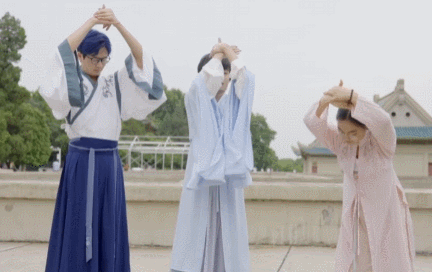 iboy与乐言身穿汉服 学习中国传统礼仪