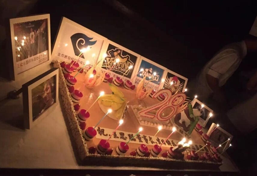 王思聪生日内场照曝光 双手合十许愿