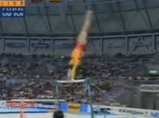 以体操项目来说,男运动员在吊环,单杠比赛项目时普遍穿长裤,女运动员