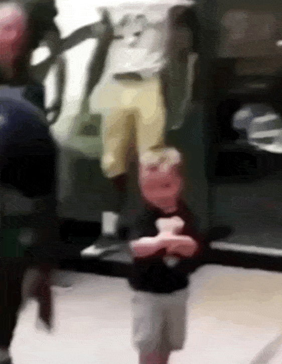 偷鸡不成蚀把米呀,本想扒啦睡着的小伙,没想到自己翻车了.