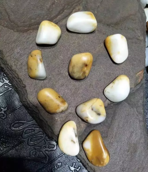玉化过后的鸡骨白籽料 还是可以玩起来的,盘完性可以的 例如瓷白鸡骨
