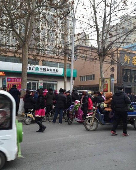 看天下:惨烈!男子银行门前上吊身亡