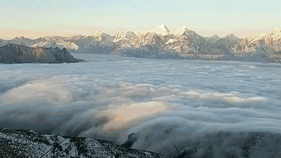 泥巴山,瓦屋山,峨眉山,夹金山,四姑娘山和二郎山在前,贡嘎雪山在侧