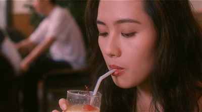 20岁的李丽珍正值最美年华,走到哪里都招蜂引蝶,被她魅力吸引的又何