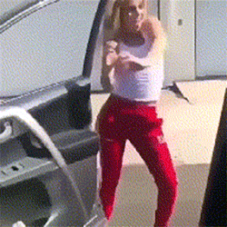 搞笑gif前面有个大长腿老公快走快走别被比下去了