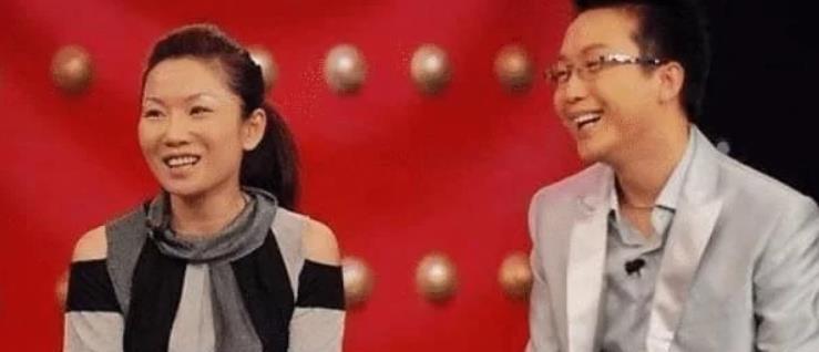 李玉刚的第1任老婆是一个女萨克斯手,名字叫范小宁,范小宁出生于音乐