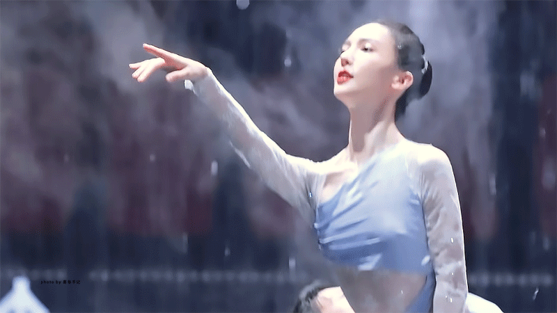 金晨 水幕中走出的精灵公主