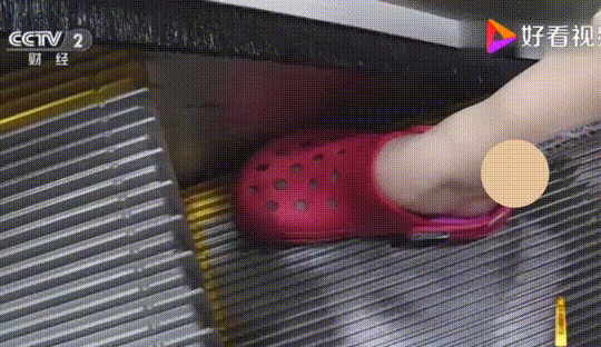 危险这种鞋别再给孩子穿了尤其是坐电动扶梯的时候