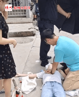 年轻小哥动作十分熟练实施心肺复苏不断给昏迷女子进行按压只见他跪!