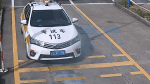 考官吓坏:你赔我车!