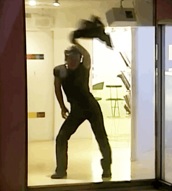 朋友说杉菜喜欢他,就高兴得在理发店门口跳舞;很多人小时候都会更爱