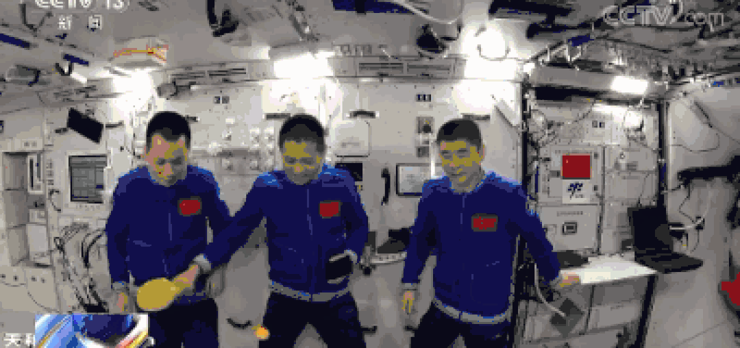 真国球中国航天员在天宫二号里打起了宇宙乒乓